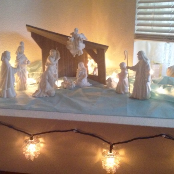 Avon Christmas Nativity Set - Picture 2 of 16